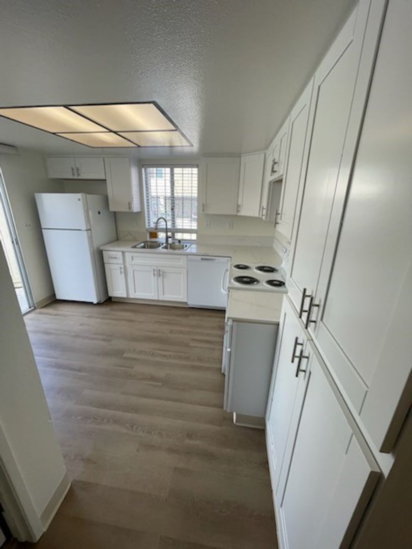 San Diego Apartment: 4930 Santa Cruz Avenue