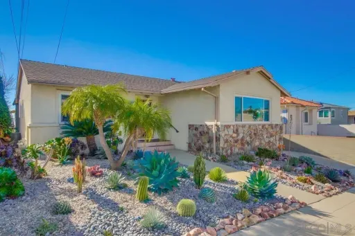 $500 off 1st month!!! 2x2 HOUSE with detached parking and washer/dryer in Mission Hills – photo 1
