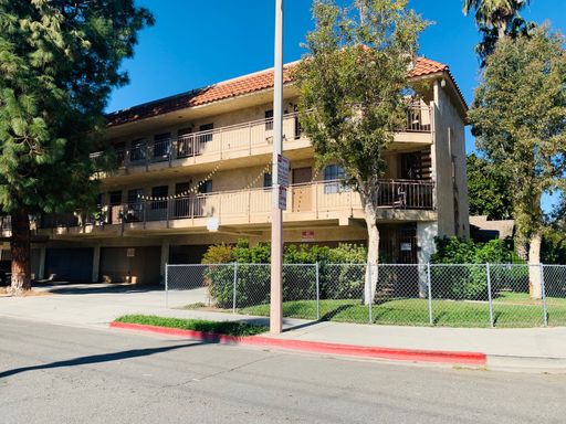 **Upstairs Studio Apartment in Santa Ana**
