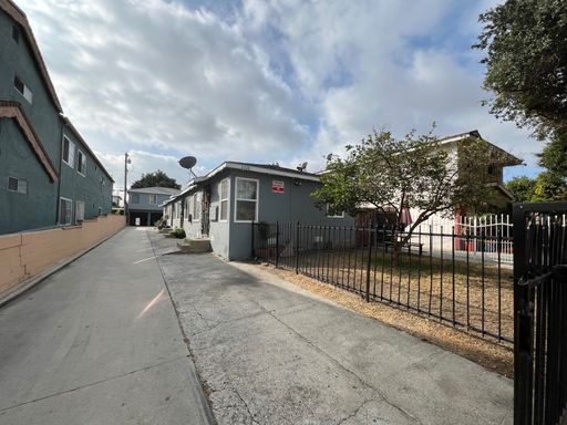 1 Bedroom / 1 Bathroom Upstairs Apartment – South Gate