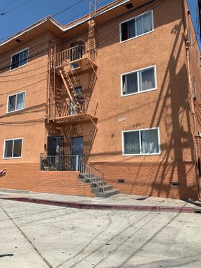 Upstairs 1 Bedroom / 1 Bathroom Apartment Available in Long Beach – photo 1