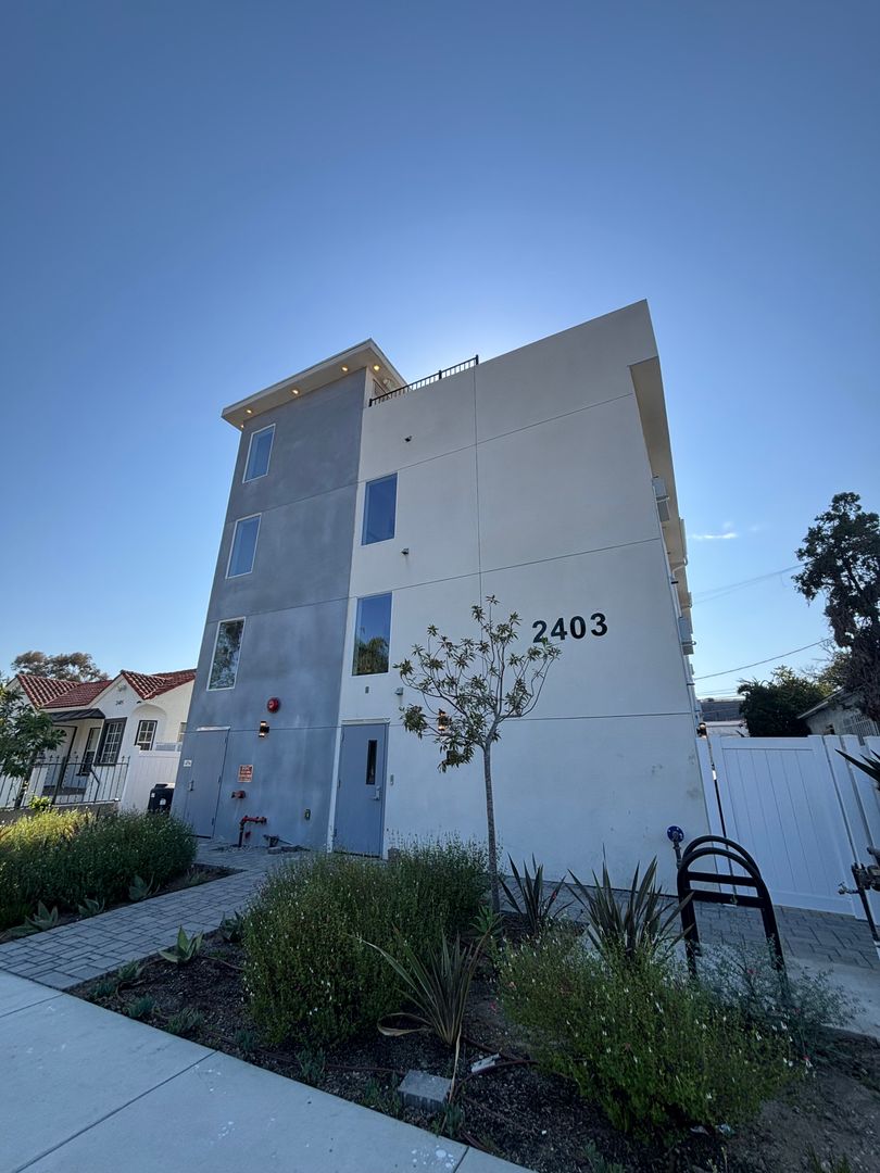 Los Angeles Apartment: 2403 Clyde Ave
