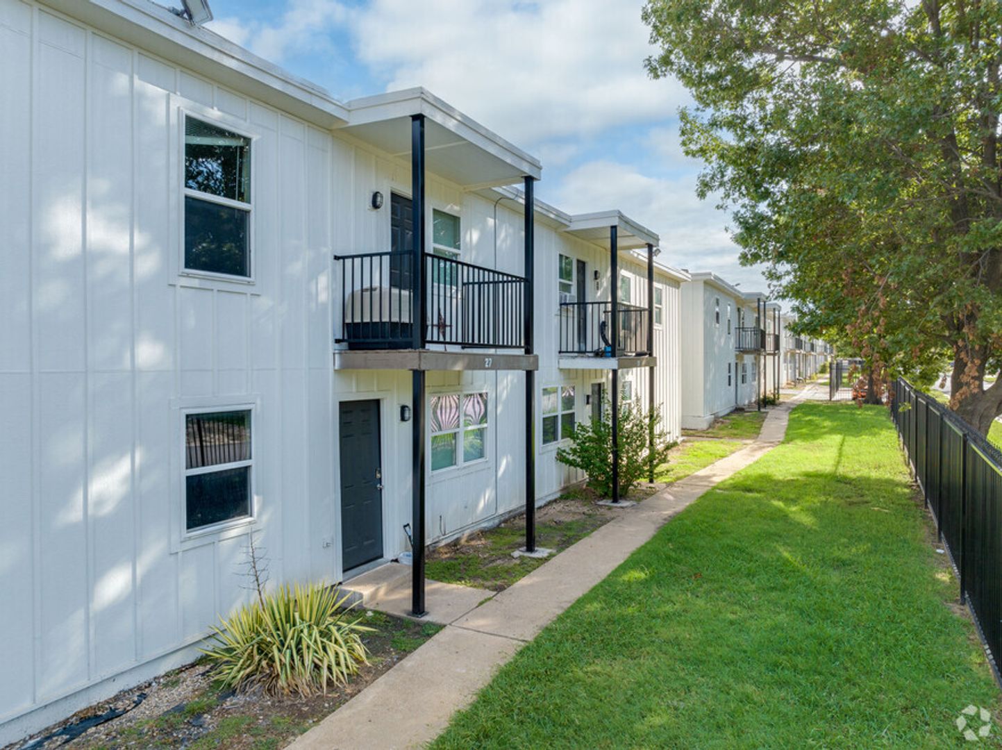 Tulsa Apartment: 10951 E 23rd St