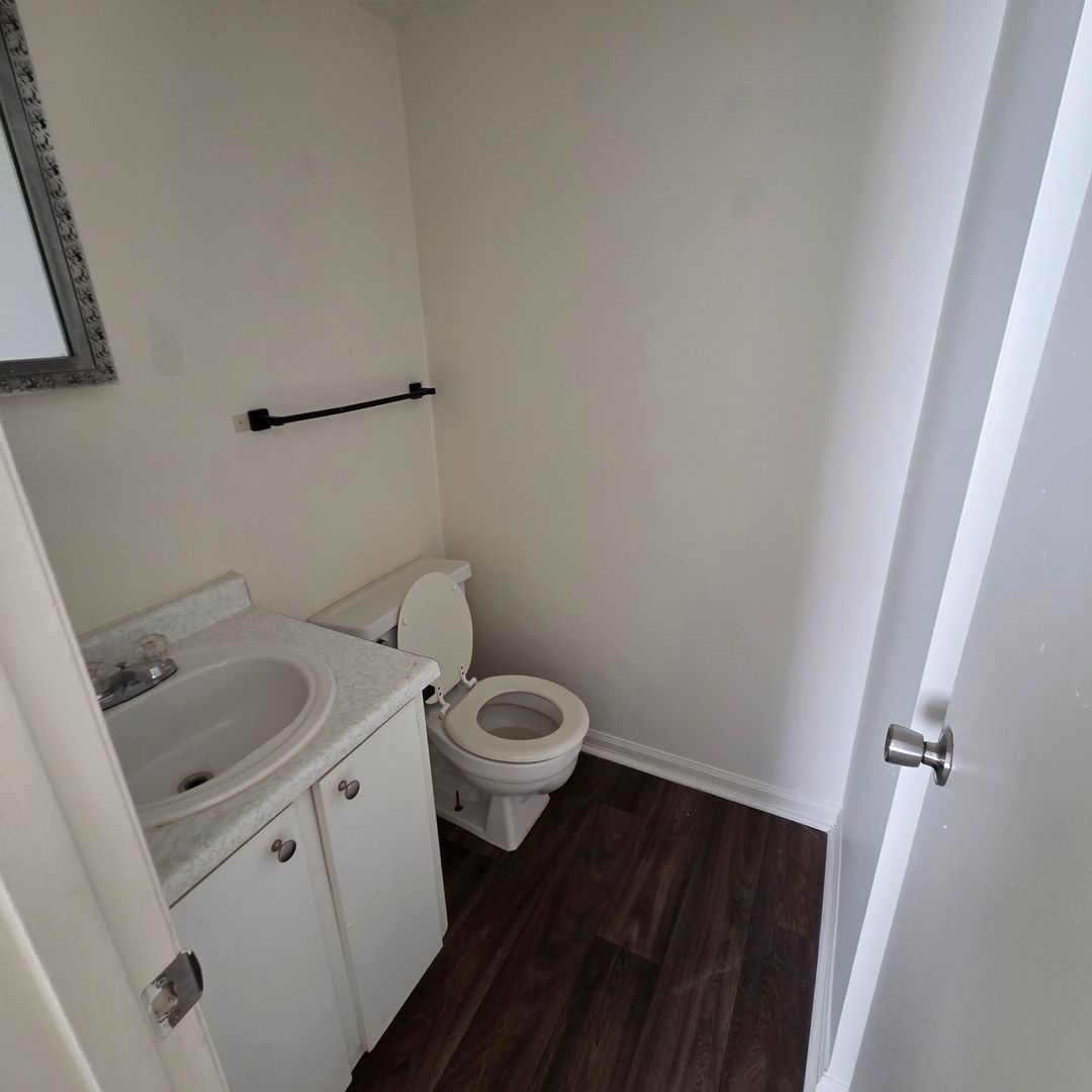 Woodruff Apartment: 100 Eastland Dr