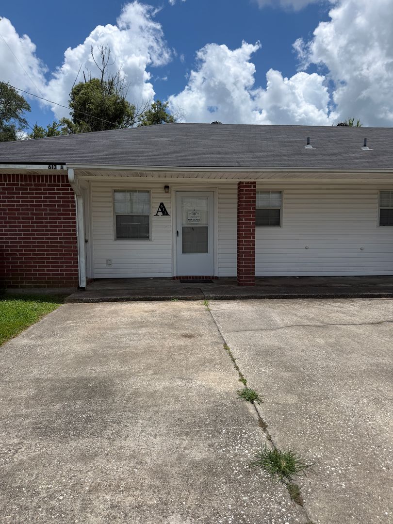 Iowa Apartment: 613 N Kinney Street