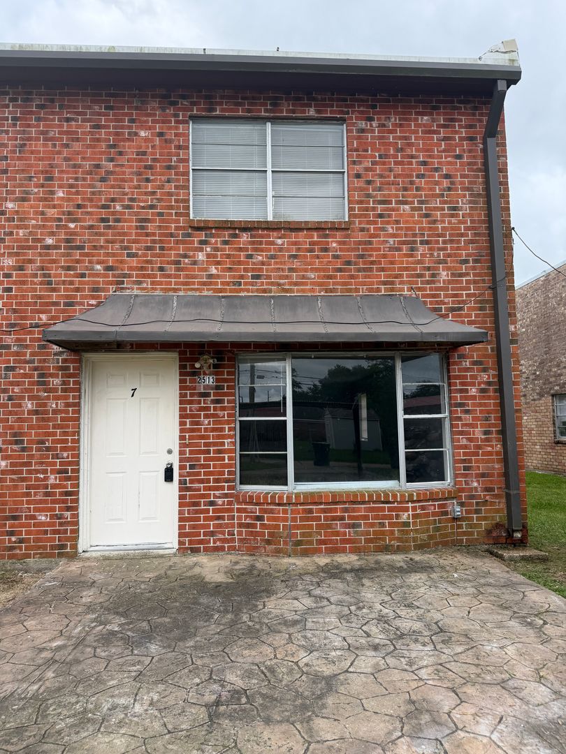 Lake Charles Townhome: 2513 Oak Park Blvd