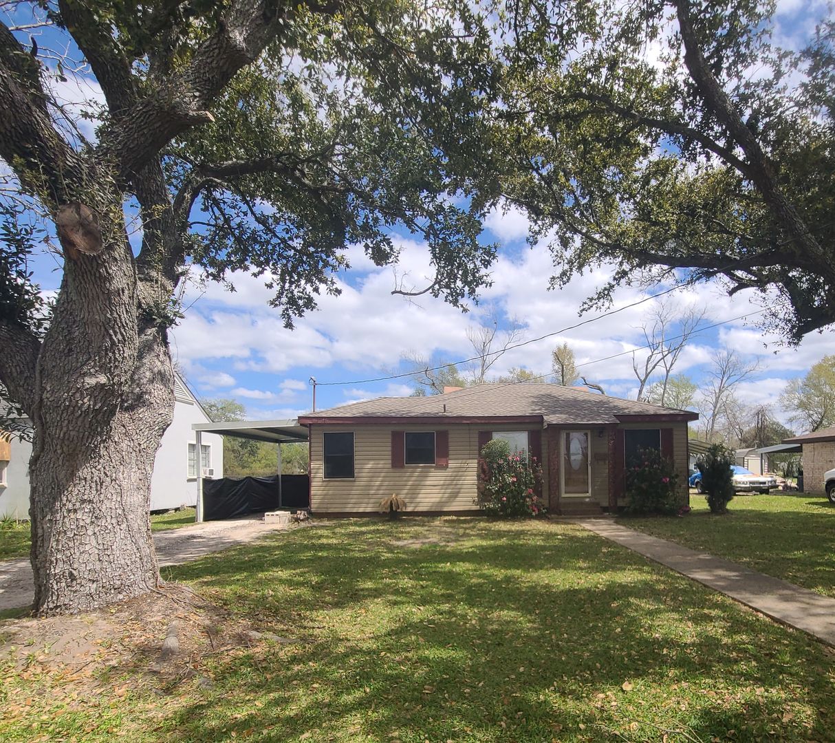 Lake Charles House: 1105 Hunter Dr