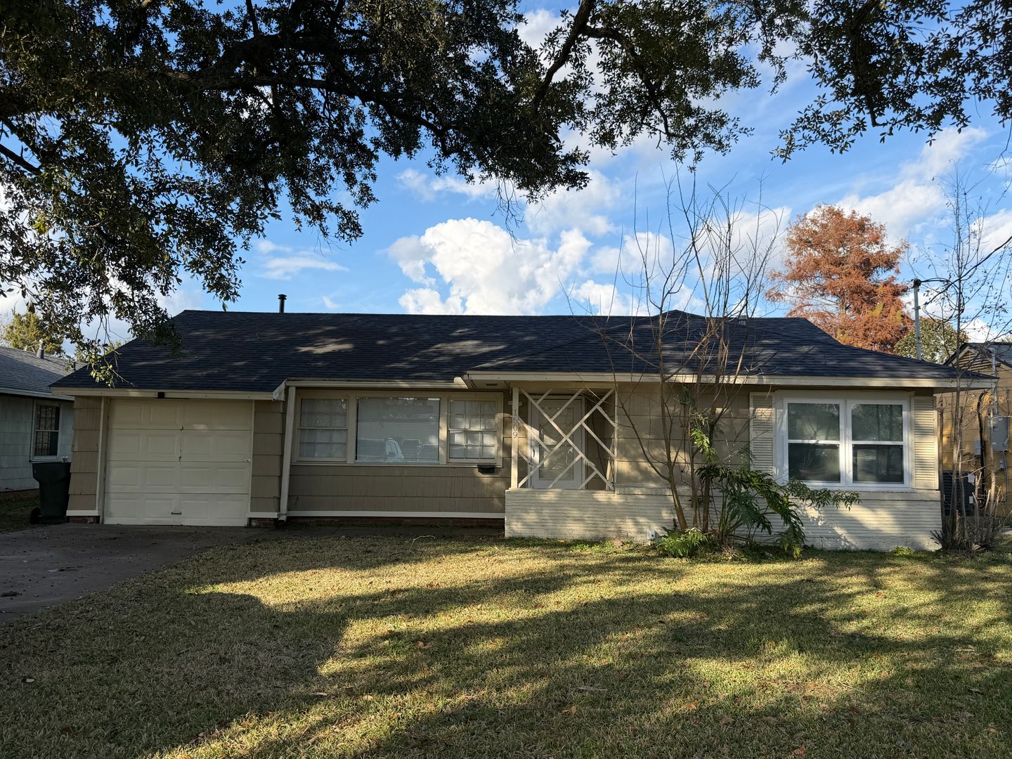 Lake Charles House: 1609 18th st