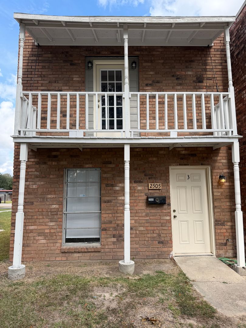 Lake Charles Townhome: 2505 Oak Park Blvd