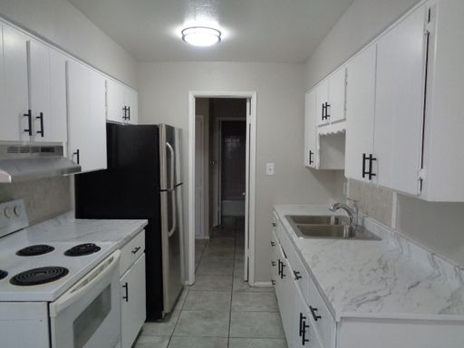 50% off first month's rent! Spacious one bedroom unit near GCU-available NOW! – photo 1