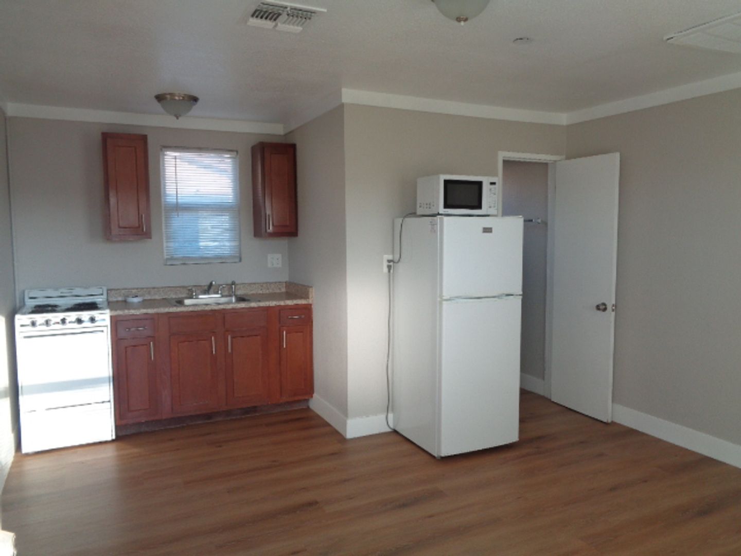 Phoenix Apartment: 1595 W. Mountain View Rd.