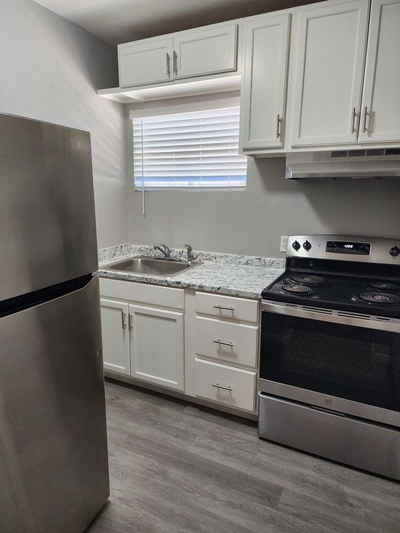 Phoenix Apartment: 1552 W. McDowell Rd.