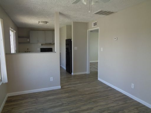 Cute 2 bedroom unit in historic Garfield District! Available NOW! – photo 1