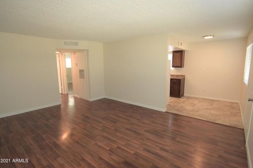 Spacious 2 bedroom unit on second floor with one garage space! Available NOW! – photo 1