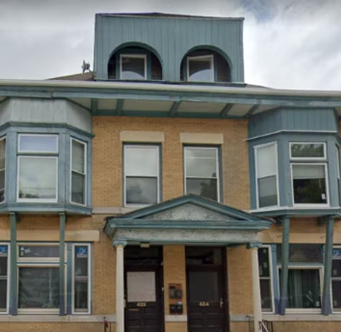 Dubuque Apartment: 422 W Loras St