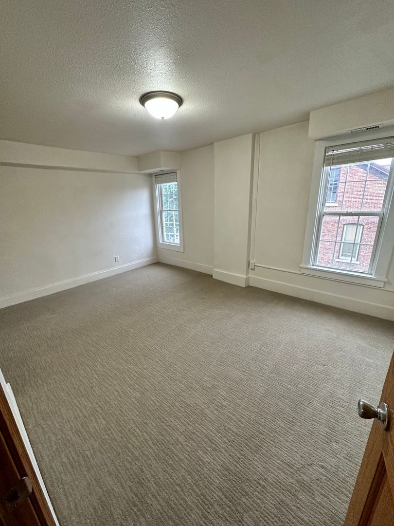 Dubuque Apartment: 1635 / 1651 White St