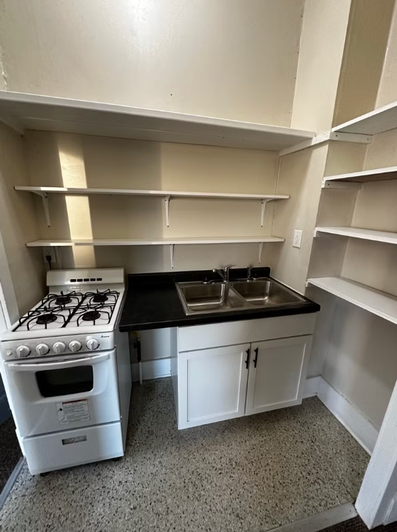 Dubuque Apartment: 1941 Madison St