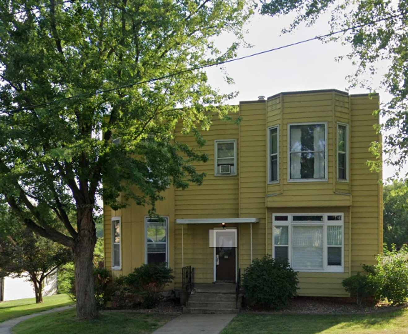 Dubuque Apartment: 1941 Madison St