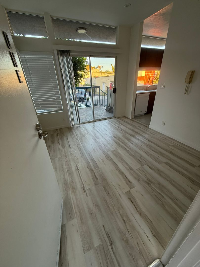 Los Angeles Apartment: 2481 S. Corinth Avenue