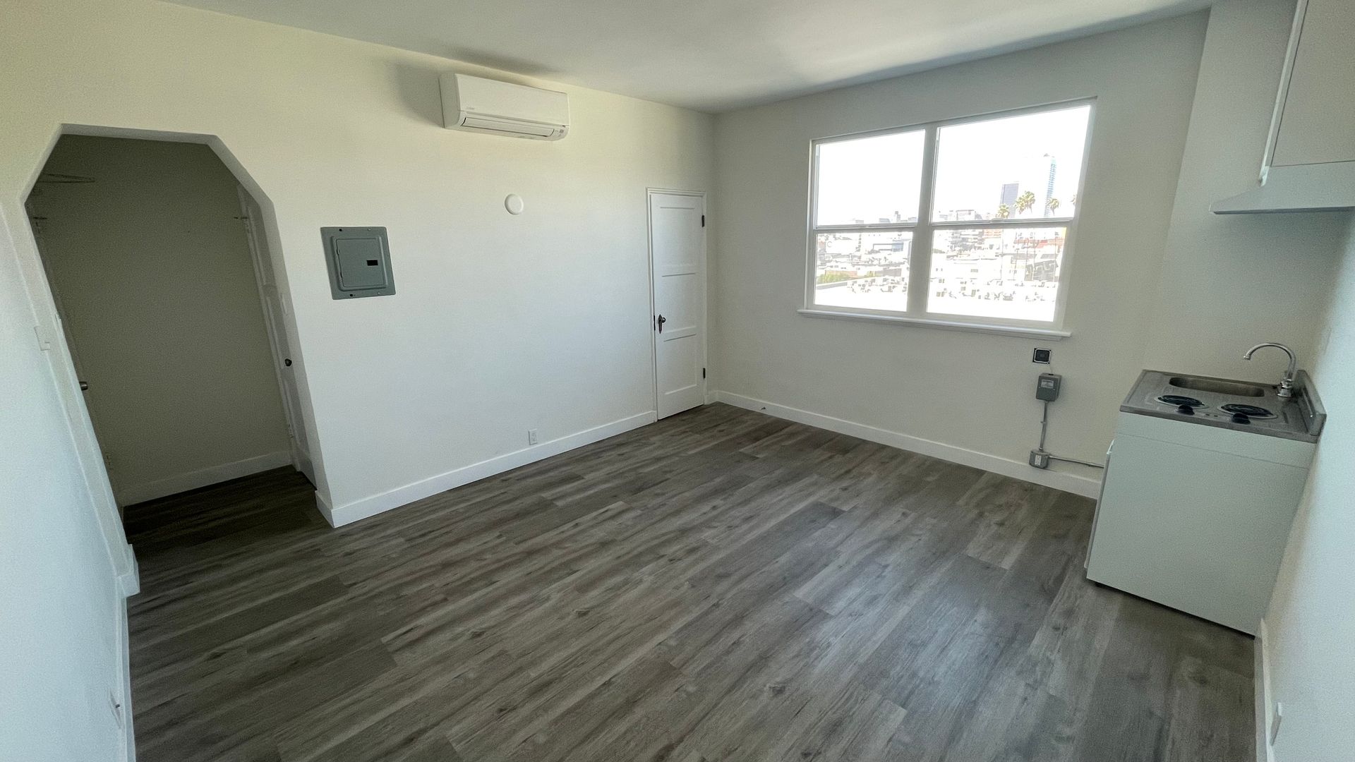 Los Angeles Apartment: 1036 Menlo Avenue