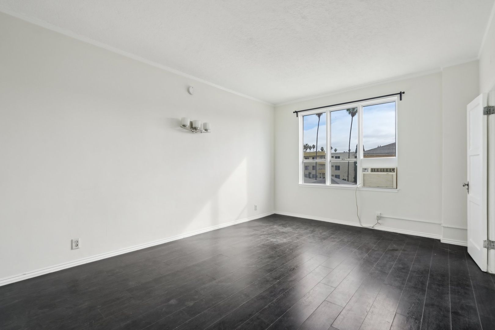 Los Angeles Apartment: 1036 Menlo Avenue