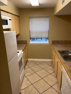 2 bedroom 1.5 bathroom Town-home – photo 1