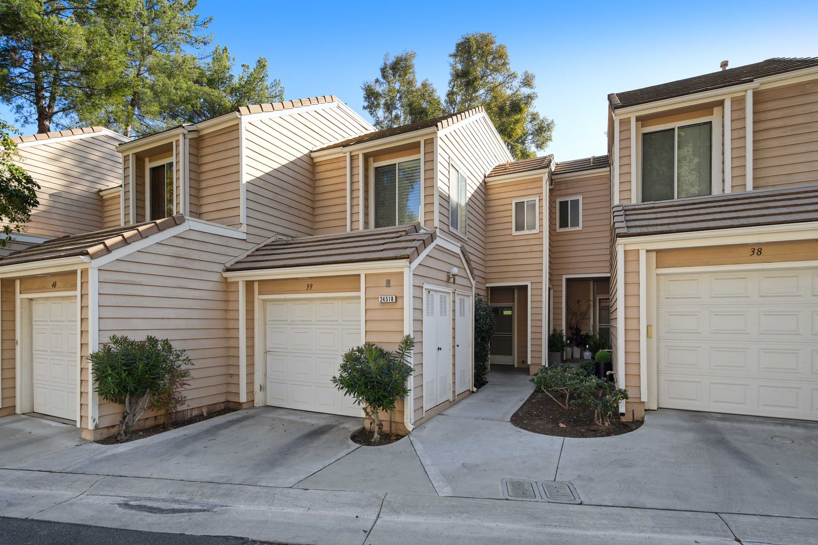 Valencia House: 24518 McBean Pkwy #39