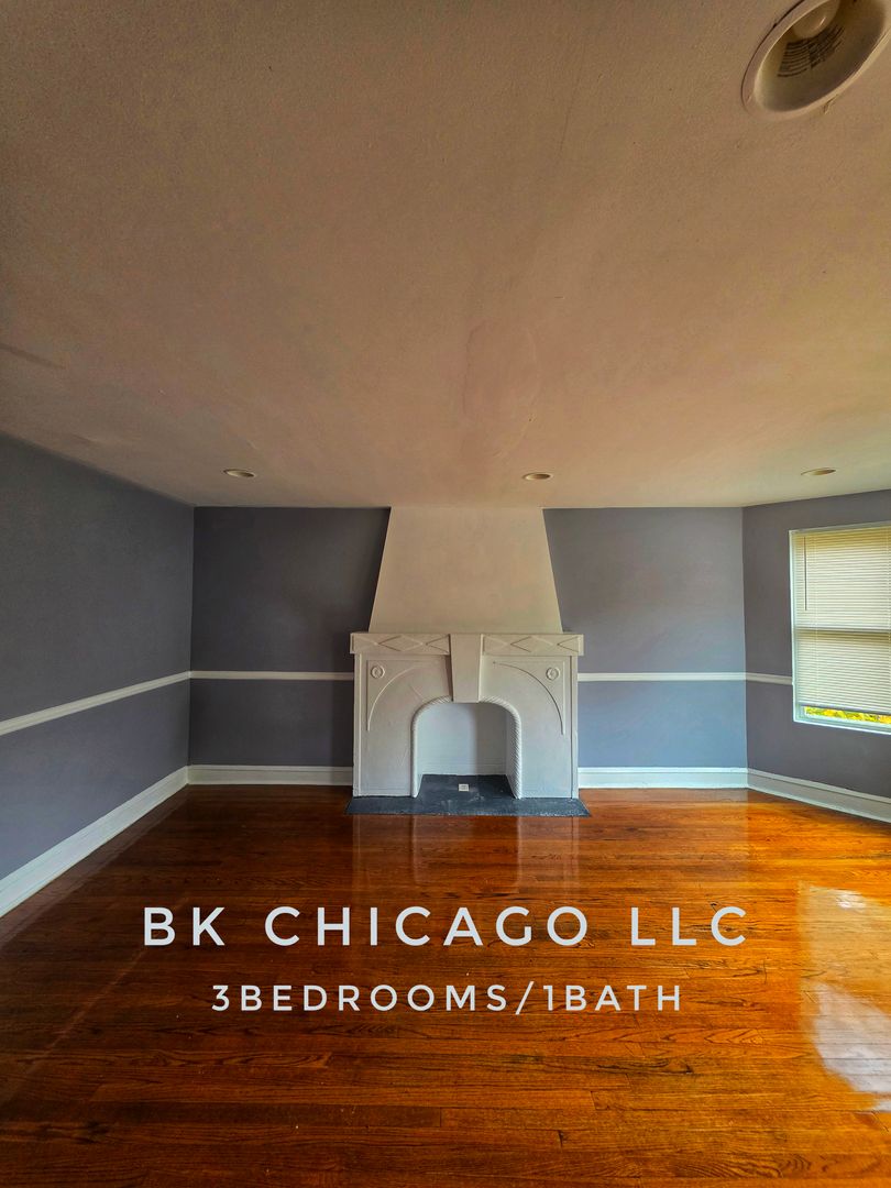 Chicago Apartment: 8207 South Ingleside Avenue