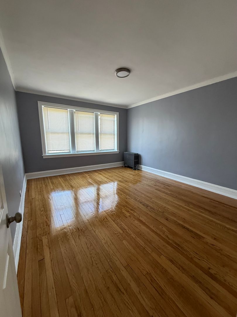 Chicago Apartment: 6957 South Michigan Avenue