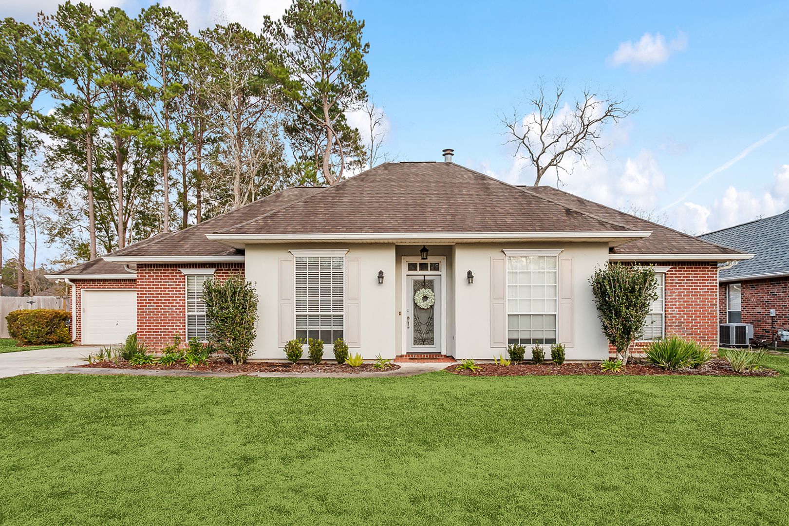 Mandeville House: 842 Univiersity Court