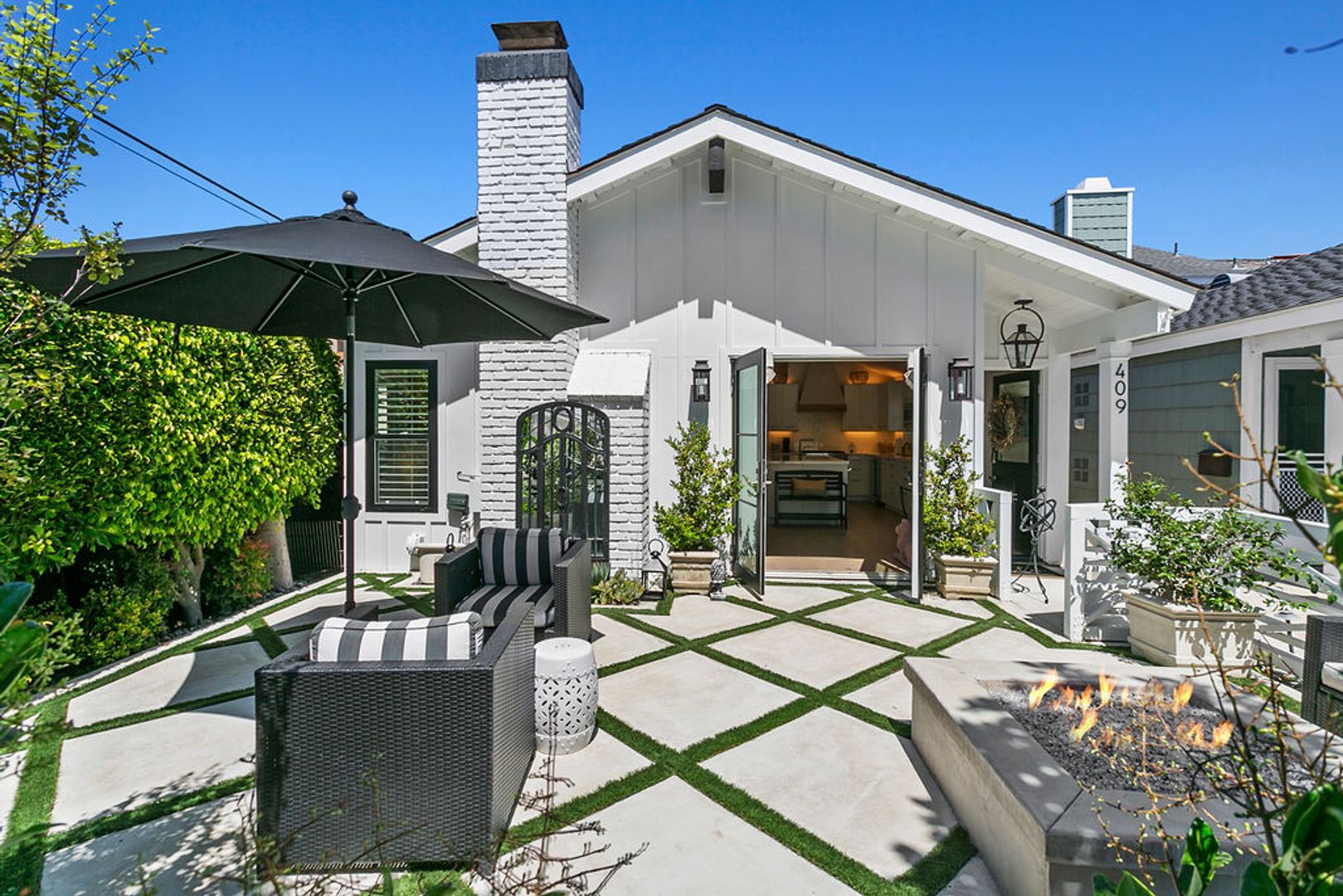 Corona Del Mar House: 409 Poinsettia Avenue