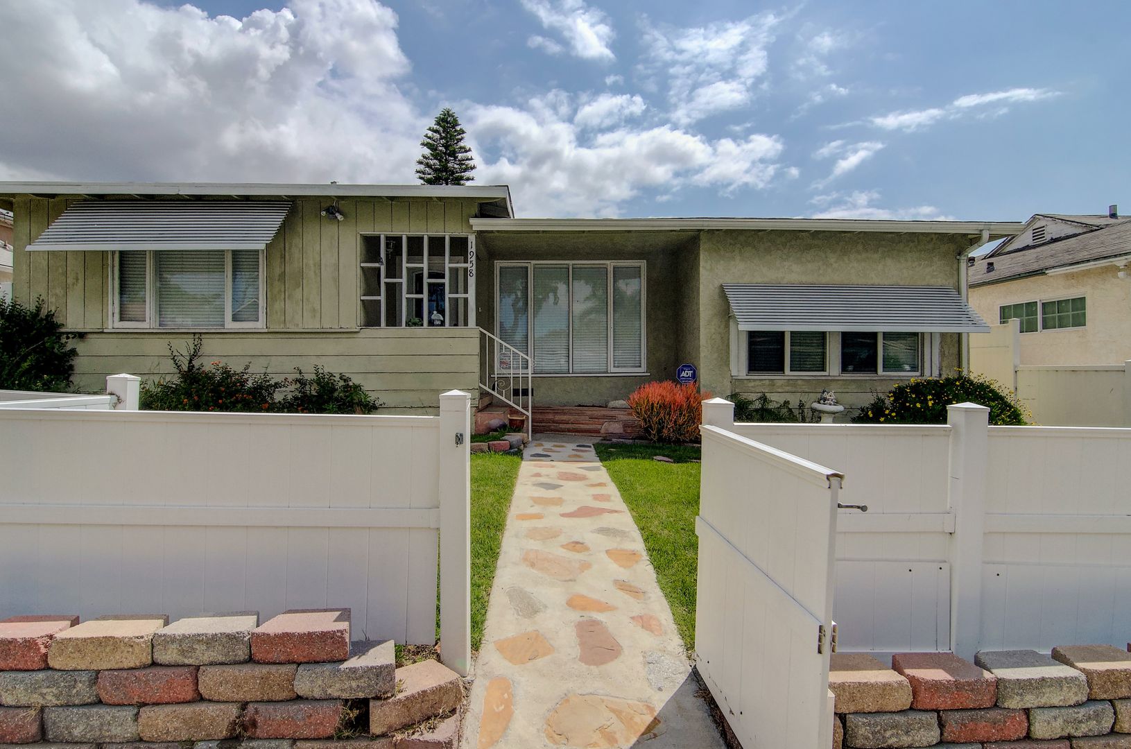 Signal Hill House: 1958 Dawson Ave