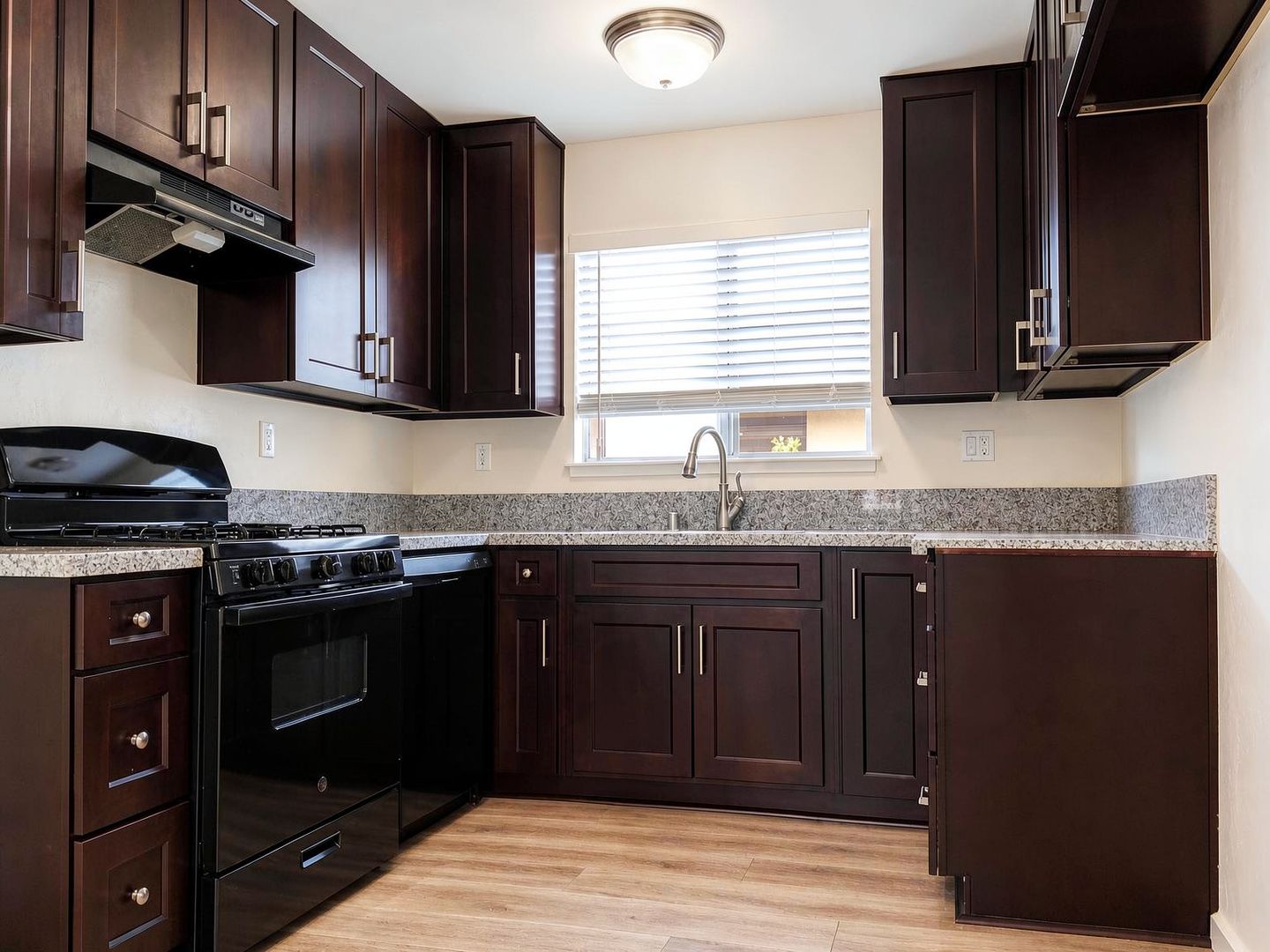 Huntington Beach Apartment: 16942 Lynn Ln.