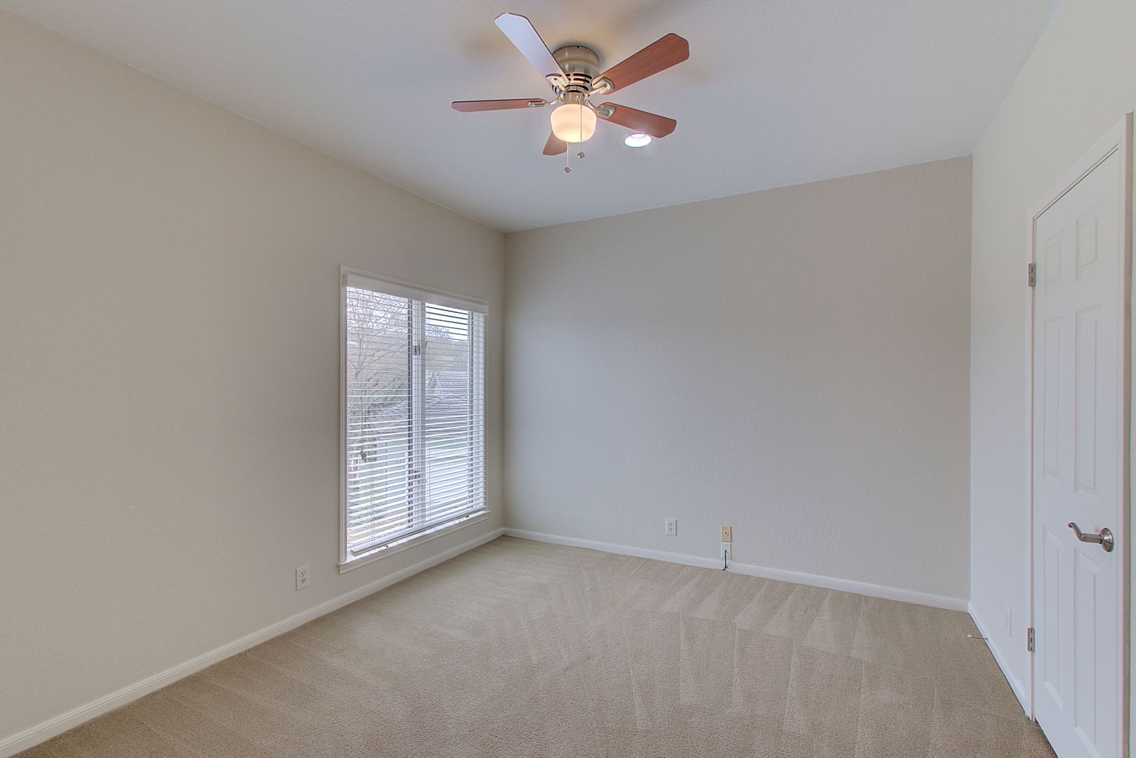 4231 Westlake Drive E2 26 of 32