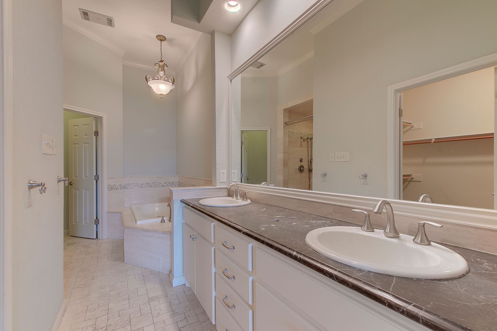 4231 Westlake Drive E2 18 of 32