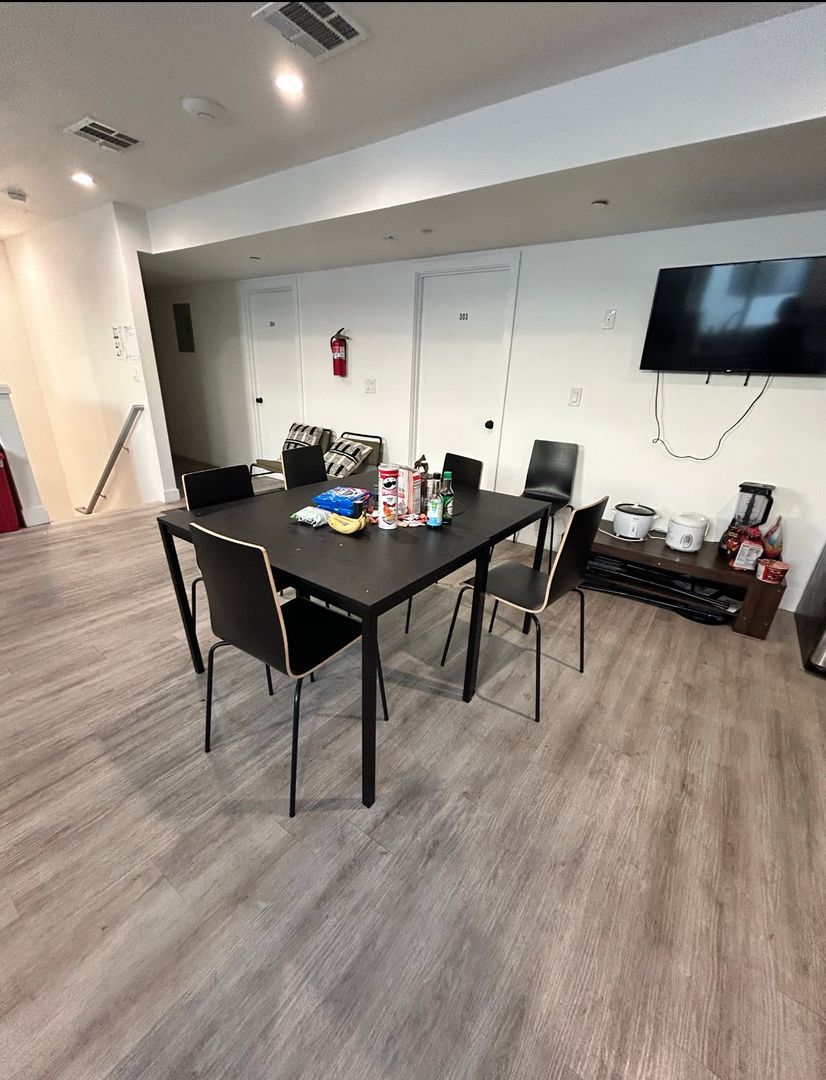 LOS ANGELES Apartment: 1575 1/2 W 37TH PL