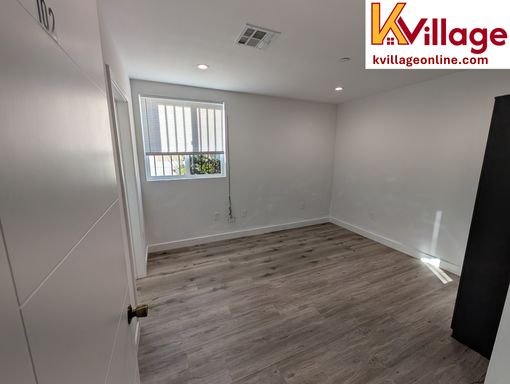 Private Bedroom w Personal Bathroom & Shower, shared student-oriented space **PET-FRIENDLY FLOOR** – photo 1