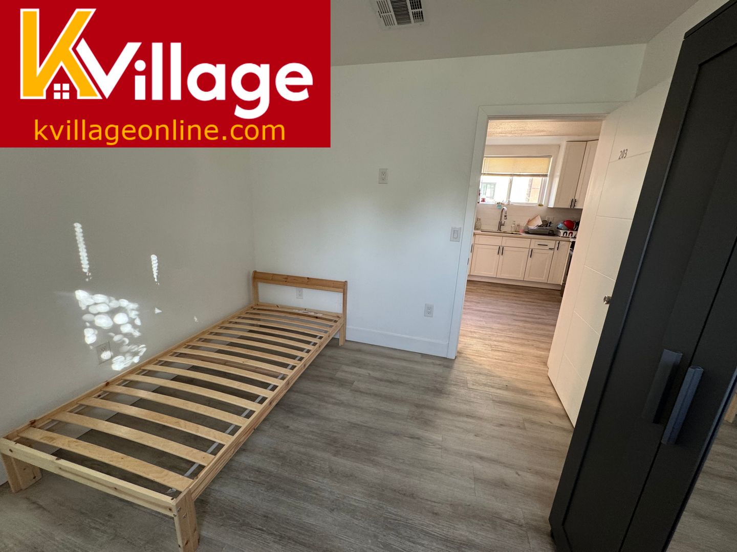 LOS ANGELES Apartment: 1575  W 37TH PL