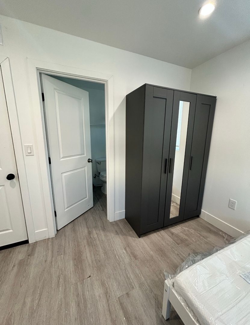 LOS ANGELES Apartment: 1571 1/2 W 37TH PL