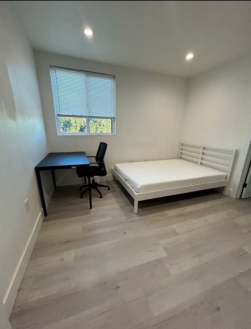 LOS ANGELES Apartment: 1571 1/2 W 37TH PL