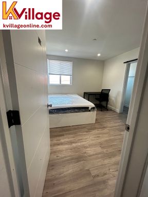 Private room & BATHROOM in shared student-style space – photo 1
