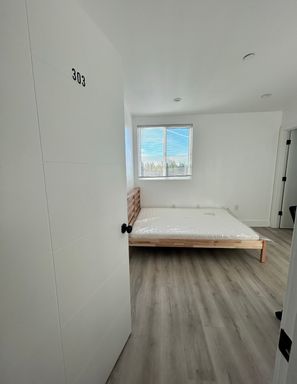 Private Bedroom w Personal Bathroom & Shower, shared student-oriented space – photo 1