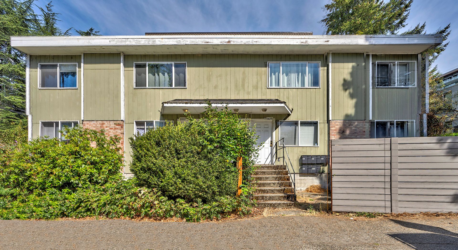 Seattle Apartment: 800 NE 40th St