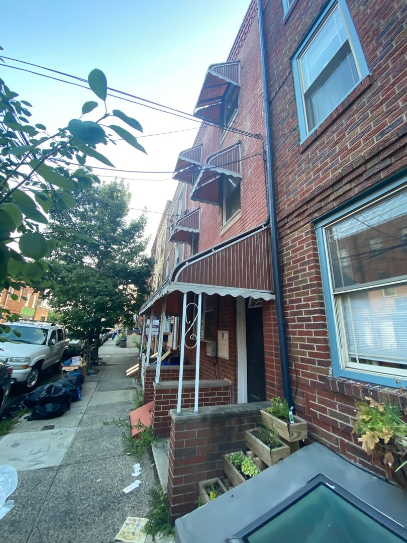 PHILADELPHIA Apartment: 1338 E. PASSYUNK AVENUE