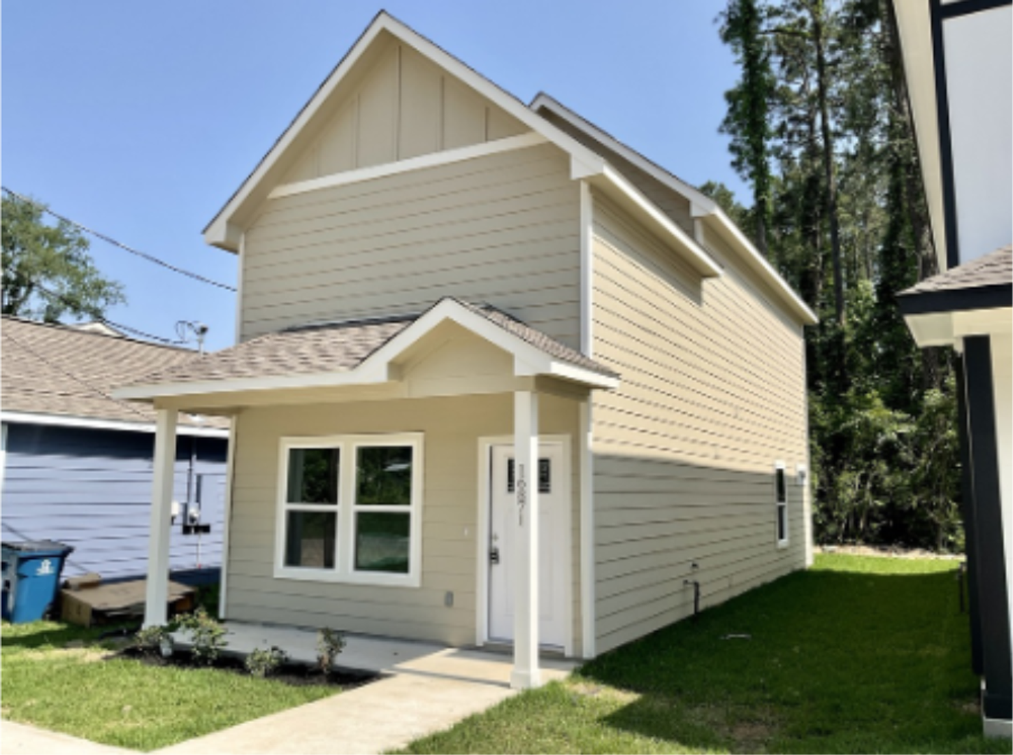 Montgomery House: 16871 W Ivanhoe