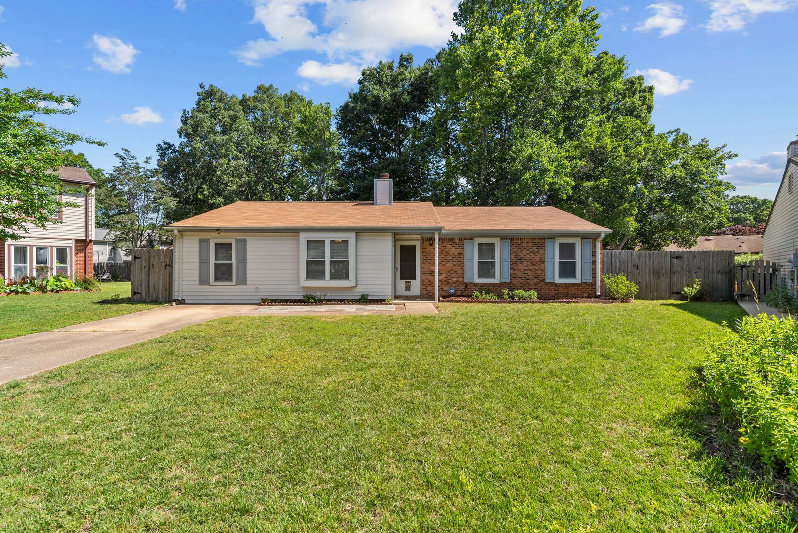 Chesapeake House: 904 Scarlet Oak Court N,