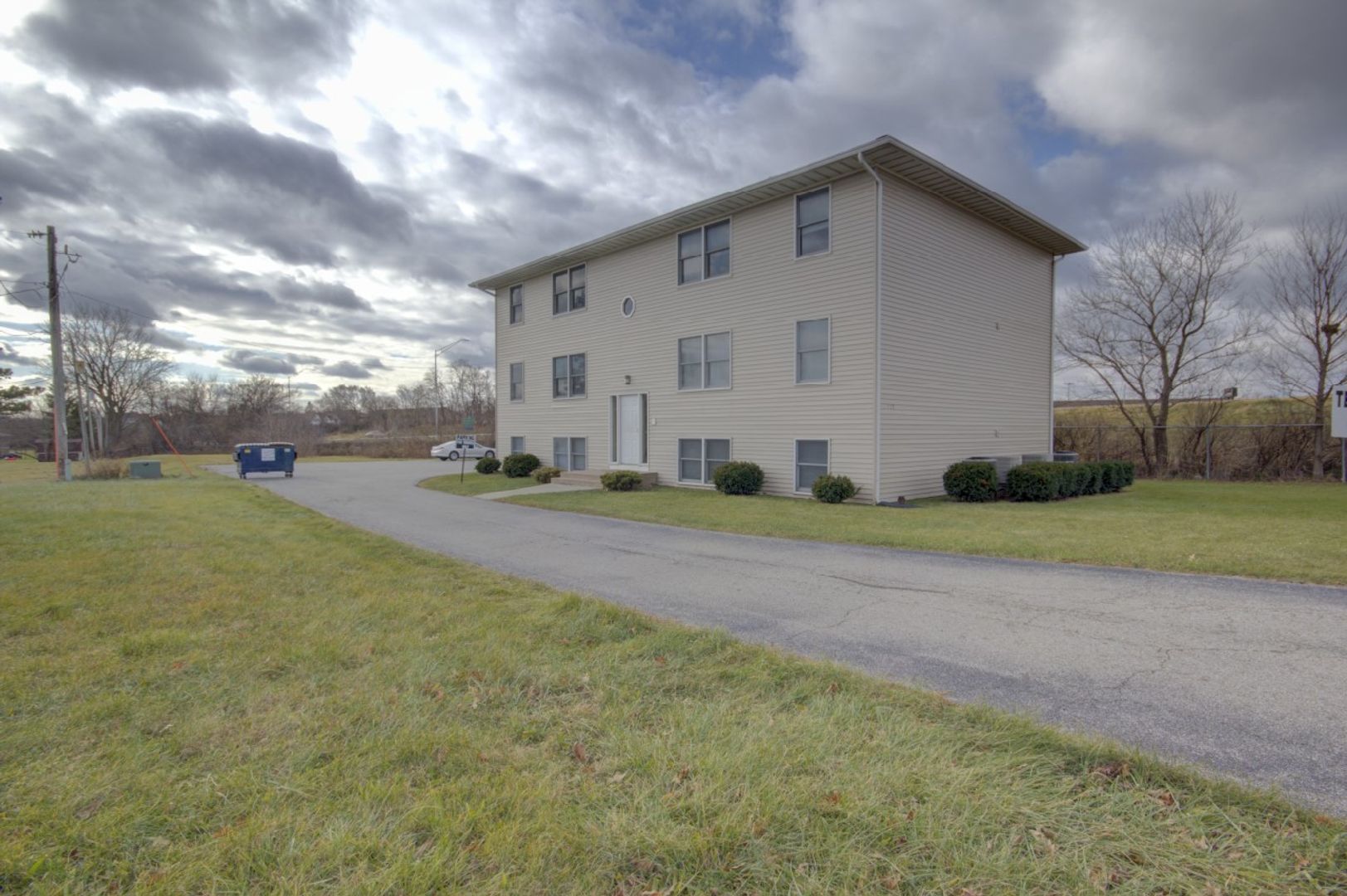 Bettendorf Apartment: 715 Hillside Dr