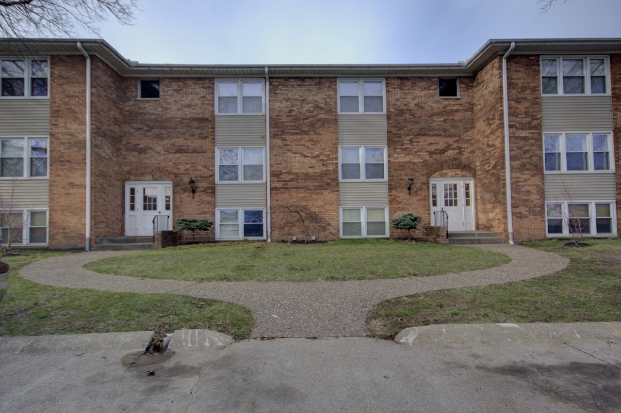 Silvis Apartment: 836 11th St Ct