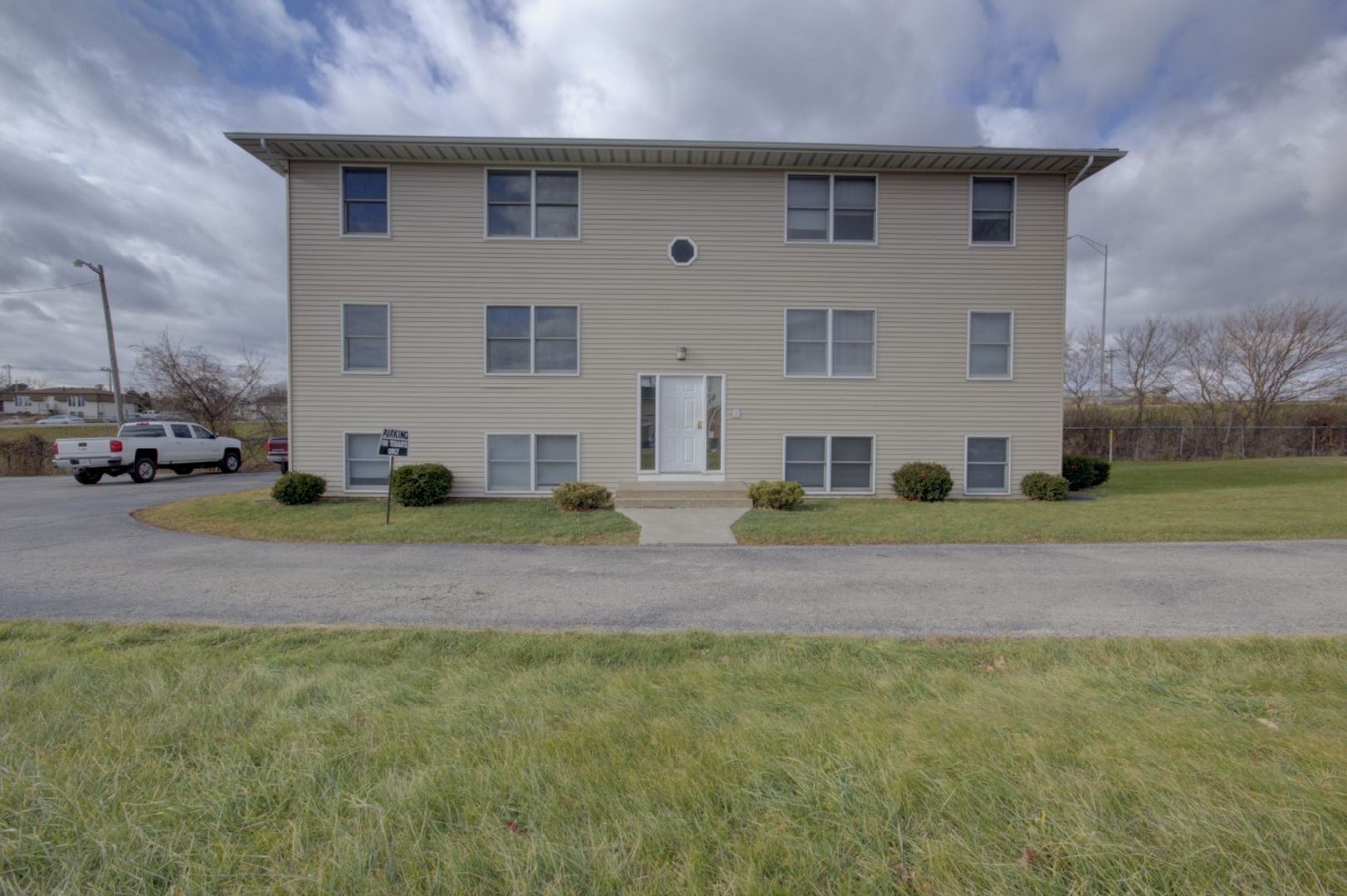 Bettendorf Apartment: 715 Hillside Dr
