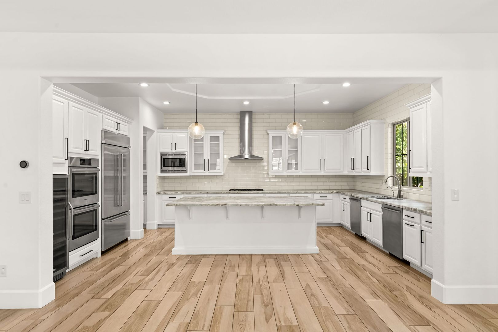 4 BEDROOM 4BATH IN GUARD GATED COMMUNITY!